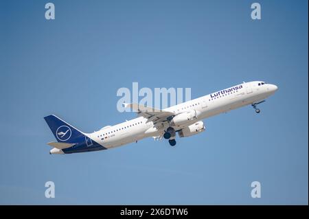 13.05.2024, Berlin, Deutschland, Europa - Ein Passagierflugzeug des Lufthansa Airbus A321-231 startet vom Flughafen Berlin Brandenburg BER. Stockfoto