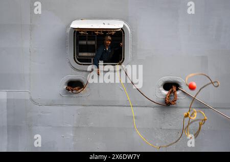 12. Mai 2024 - Bandar Lampung, Indonesien - Ein Matrose an Bord des amphibischen Transportdocks USS Somerset (LPD 25) startet eine Heaving-Linie, als das Schiff im Hafen Panjang in Bandar Lampung, Indonesien ankommt, um 2024 am 12. Mai 2024 kooperieren zu können. In diesem Jahr findet die 30. Wiederholung von CARAT statt, einer multinationalen Übungsreihe, die die Fähigkeit der US-amerikanischen und Partnerflotten verbessern soll, gemeinsam auf traditionelle und nicht traditionelle Herausforderungen im Bereich der maritimen Sicherheit in der indopazifischen Region zu reagieren. (Kreditbild: © James Finney/USA Navy/ZUMA Press Wi Stockfoto