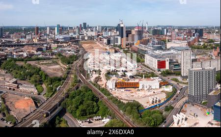 BIRMINGHAM, GROSSBRITANNIEN - 11. MAI 2024. Ein Panoramablick auf die Skyline der Stadt Birmingham mit der HS2-Baustelle neben der Universität B. Stockfoto