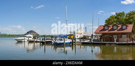 Alexandria, Virginia, USA - 1. Mai 2024: Panoramablick auf Boote, die am Bootssteg in Alexandria vor Anker liegen Stockfoto