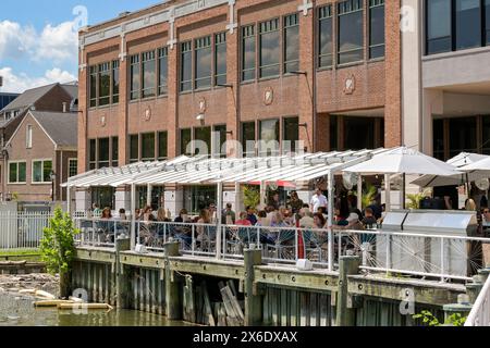 Alexandria, Virginia, USA - 1. Mai 2024: Gäste, die in einem Restaurant am Fluss Alexandria am Potomac speisen. Stockfoto