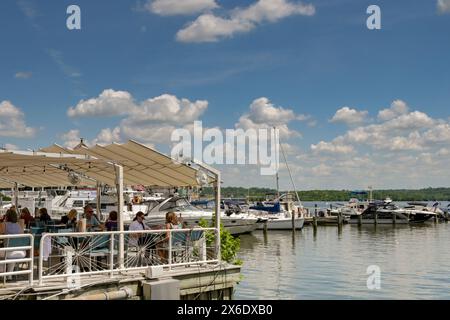 Alexandria, Virginia, USA - 1. Mai 2024: Gäste, die in einem Restaurant am Fluss Alexandria am Potomac speisen. Stockfoto