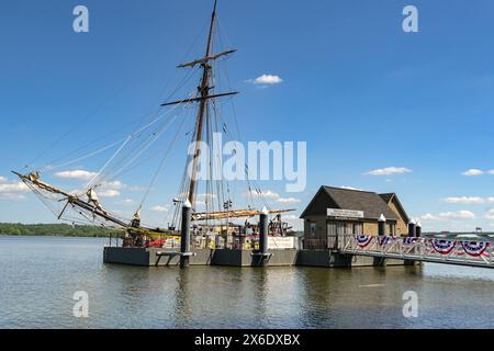 Alexandria, Virginia, USA – 1. Mai 2024: Altes Segelschiff an einem Steg auf dem Potomac River bei Alexandria Stockfoto