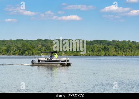 Alexandria, Virginia, USA - 1. Mai 2024: Menschen segeln auf einem kleinen Motorboot auf dem Potomac River in Alexandria Stockfoto