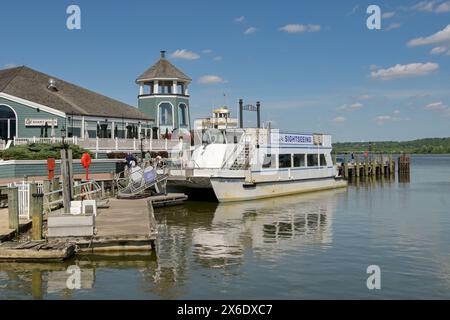 Alexandria, Virginia, USA - 1. Mai 2024: Touristenboot liegt im Hafen von Alexandria Stockfoto