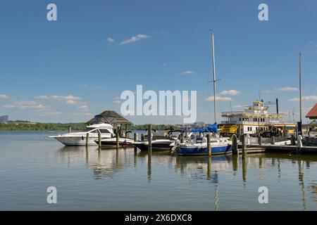 Alexandria, Virginia, USA - 1. Mai 2024: Malerischer Blick auf die Boote, die am Bootssteg in Alexandria vor Anker liegen Stockfoto