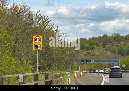 Newport, Wales, Großbritannien - 28. April 2024: Radarkamerasymbol auf einem Schild, das den Beginn der 50-km-Zone auf der Autobahn M4 markiert Stockfoto