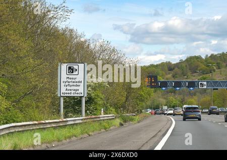 Newport, Wales, Vereinigtes Königreich - 28. April 2024: Radarkamerasymbol auf einem Schild, das den Beginn eines Bereichs für die Durchschnittsgeschwindigkeit an der Autobahn M4 markiert Stockfoto