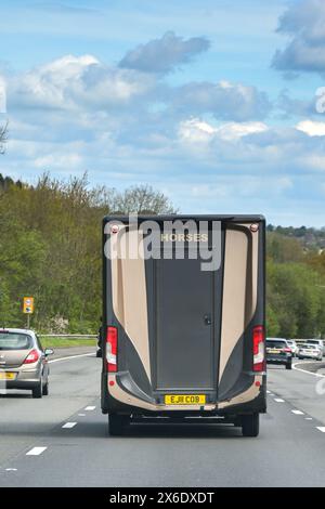 Newport, Wales, Großbritannien - 28. April 2024: Rückansicht eines Pferdekastenfahrzeugs auf der Autobahn M4 Stockfoto