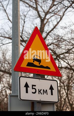 Straßenschilder. Warnung Straßenschild gefährlich am Straßenrand. Stockfoto