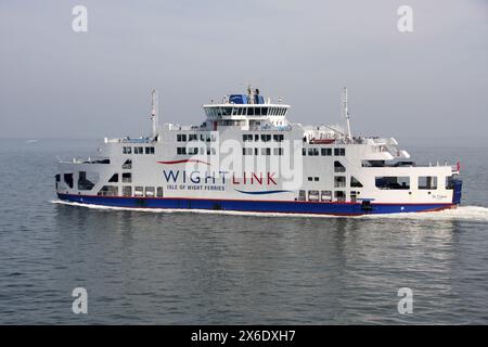 Blick vom Achterdeck auf eine Fährüberfahrt von Portsmouth nach Fishbourne Isle of Wight, mit Blick auf eine Fähre, die in entgegengesetzter Richtung fährt Stockfoto