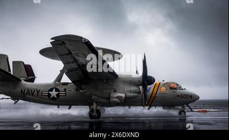 11. Mai 2024 - Atlantischer Ozean - ein E-2C Hawkeye von der Airborne Command and Control Squadron (VAW) 116 landet am 11. Mai 2024 auf dem Flugdeck des Flugzeugträgers USS George Washington (CVN 73) der Nimitz-Klasse im Atlantik. George Washington wird als Teil von Southern Seas 2024 eingesetzt, das durch gemeinsamen, multinationalen und interinstitutionellen Austausch und Zusammenarbeit die Kapazitäten, die Interoperabilität und die Stärkung der maritimen Partnerschaften mit Ländern im gesamten Zuständigkeitsbereich der US-amerikanischen Südkommandos verbessern soll. (Kreditbild: © August Clawson/USA Navy/ZUMA Press Wire/ZUMAPRESS. Stockfoto