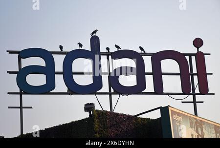 Mumbai, Indien. Mai 2024. Krähen sind auf dem Adani-Logo in der Nähe einer Baustelle in Mumbai zu sehen. Die Adani-Gruppe ist eines der größten multinationalen Unternehmen Indiens mit einem diversifizierten Geschäftsportfolio. (Foto: Ashish Vaishnav/SOPA Images/SIPA USA) Credit: SIPA USA/Alamy Live News Stockfoto