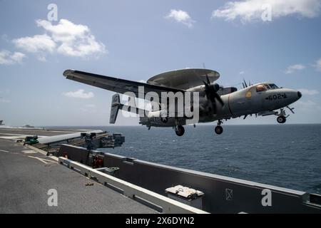 9. Mai 2024 - Atlantischer Ozean - ein E-2C Hawkeye von der Airborne Command and Control Squadron (VAW) 116 startet am 9. Mai 2024 vom Flugdeck des Flugzeugträgers USS George Washington (CVN 73) im Atlantik. George Washington wird als Teil von Southern Seas 2024 eingesetzt, das durch gemeinsamen, multinationalen und interinstitutionellen Austausch und Zusammenarbeit die Fähigkeiten, die Interoperabilität und die Stärkung der maritimen Partnerschaften mit Ländern im gesamten Zuständigkeitsbereich des US-amerikanischen Südkommandos verbessern soll. (Kreditbild: © Max Biesecker/USA Navy/ZUMA Press Wire/ZUMAP Stockfoto