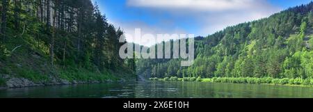 Geographie, Potamologie. Mittelsibirien (Südteil). Panorama von mächtigen Flüssen und Taigawäldern, Sommer, typische koniforme Hügeloreographie (kahlköpfiger Gipfel Stockfoto