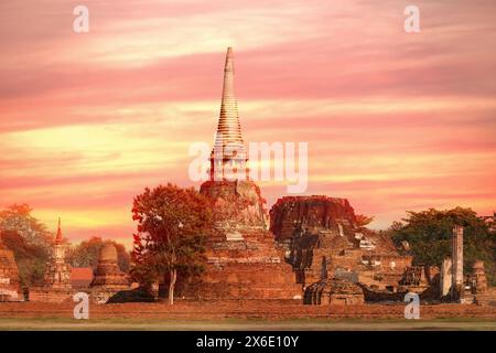 Ruinen von buddhistischen alten Shichara, Dagoba, Stupa in Südthailand, Ayutthaya. Die antike Hauptstadt des Königreichs Ayutthaya, die Sia vorausging Stockfoto