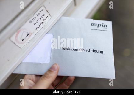 Ein Brief für die Wahlbenachrichtigung zur Europawahl aufgenommen vor einem Briefkasten in Berlin, 14.05.2024. Berlin Deutschland *** Ein Brief für Th Stockfoto