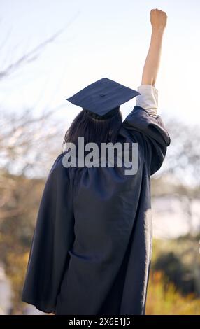 Abschluss, Feier und zurück des Schülers mit Anfeuerungen an der Hochschule oder Leistung in der Ausbildung. Studium, Erfolg und Stipendiat an der Universität Stockfoto