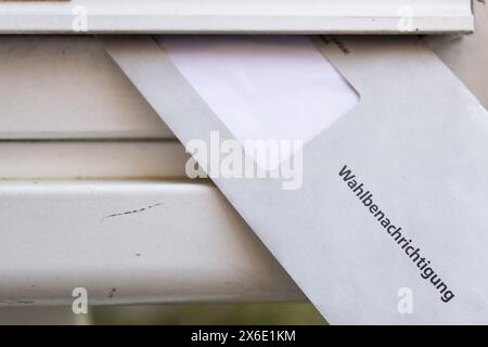 Ein Brief für die Wahlbenachrichtigung zur Europawahl aufgenommen in einem Briefkasten in Berlin, 14.05.2024. Berlin Deutschland *** Ein Brief für die Stockfoto