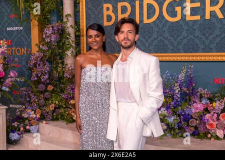 New York, Usa. Mai 2024. Simone Ashley und Jonathan Bailey nehmen am 13. Mai 2024 in der Alice Tully Hall, Lincoln Center, in New York City, USA, an Netflix’s „Bridgerton“-Weltpremiere Teil. (Foto von Thenews2/NurPhoto) Credit: NurPhoto SRL/Alamy Live News Stockfoto