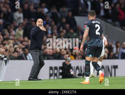 London, Großbritannien. Mai 2024. Josep Guardiola Trainer von Manchester City leitet Kyle Walker aus Manchester City während des Premier League-Spiels im Tottenham Hotspur Stadium in London. Der Bildnachweis sollte lauten: David Klein/Sportimage Credit: Sportimage Ltd/Alamy Live News Stockfoto