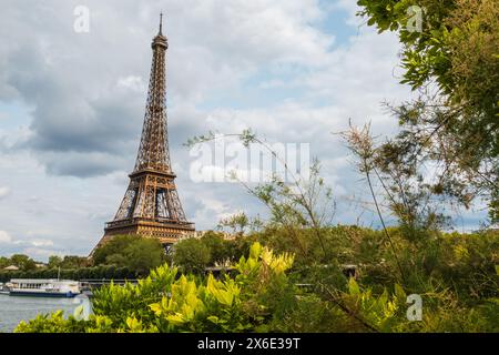 Eiffelturm vom Ufer aus mit Vegetation und Bäumen Stockfoto