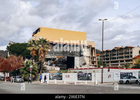 Nizza, Frankreich - 24. Februar 2024: Das alte Gebäude des Nationaltheaters von Nizza, erbaut von Yves Bayard, wurde abgerissen. Stockfoto