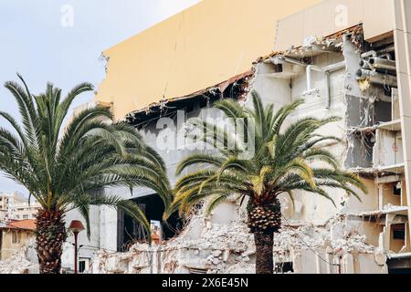 Nizza, Frankreich - 24. Februar 2024: Das alte Gebäude des Nationaltheaters von Nizza, erbaut von Yves Bayard, wurde abgerissen. Stockfoto