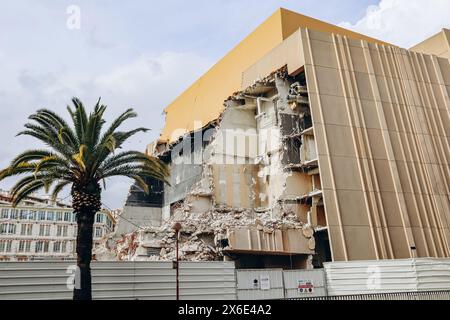 Nizza, Frankreich - 24. Februar 2024: Das alte Gebäude des Nationaltheaters von Nizza, erbaut von Yves Bayard, wurde abgerissen. Stockfoto