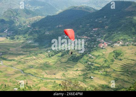 Gleitschirmfliegen über den Reisterrassen, Mu Cang Chai, Yen Bai, Vietnam Stockfoto