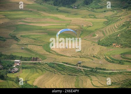 Gleitschirmfliegen über den Reisterrassen, Mu Cang Chai, Yen Bai, Vietnam Stockfoto