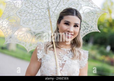 14. Mai 2024, Nordrhein-Westfalen, Kšöln: Influencer Kisu kommt zur Flora, um die dritte Staffel der Netflix-Serie „Bridgerton“ zu präsentieren. Foto: Rolf Vennenbernd/dpa Stockfoto