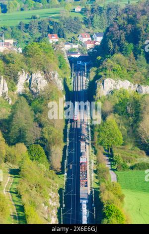 Dollnstein: Bahnstrecke Altmühltalbahn, 2 aufeinander folgende Züge, Altmühltal in Oberbayern, Altmühltal, Oberbayern, Bayern, B Stockfoto