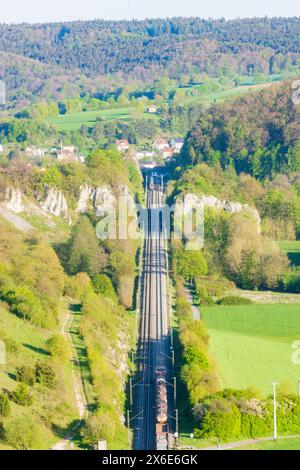 Dollnstein: Bahnstrecke Altmühltalbahn, 2 aufeinander folgende Züge, Altmühltal in Oberbayern, Altmühltal, Oberbayern, Bayern, B Stockfoto