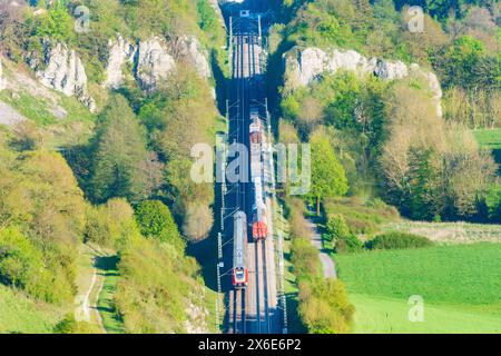 Dollnstein: Bahnstrecke Altmühltalbahn, 2 aufeinander folgende Züge, Altmühltal in Oberbayern, Altmühltal, Oberbayern, Bayern, B Stockfoto