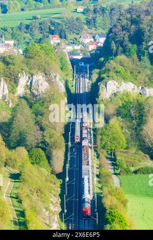 Dollnstein: Bahnstrecke Altmühltalbahn, 2 aufeinander folgende Züge, Altmühltal in Oberbayern, Altmühltal, Oberbayern, Bayern, B Stockfoto