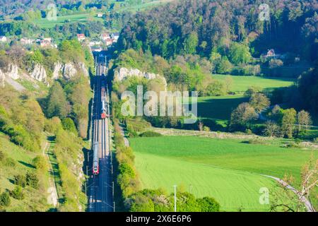 Dollnstein: Bahnstrecke Altmühltalbahn, 2 aufeinander folgende Züge, Altmühltal in Oberbayern, Altmühltal, Oberbayern, Bayern, B Stockfoto