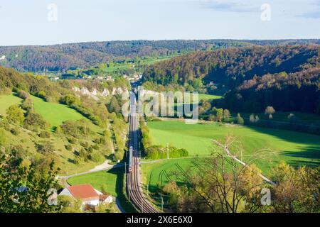 Dollnstein: Bahnstrecke Altmühltalbahn, 2 aufeinander folgende Züge, Altmühltal in Oberbayern, Altmühltal, Oberbayern, Bayern, B Stockfoto