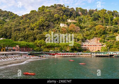 Der kleine Strand von Paraggi, ein Küstenort zwischen Portofino und Santa Margherita Ligure, im Sommer Genua, Ligurien, Italien Stockfoto