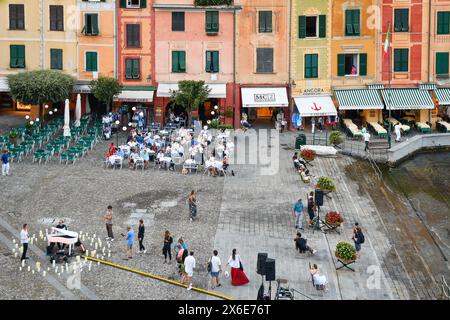 Erhöhter Blick auf die 'Piazzetta' (kleiner Platz) während der Probe für die abendliche Vorstellung romantisches Piano Solo 'Dolce Vita', Portofino, Italien Stockfoto