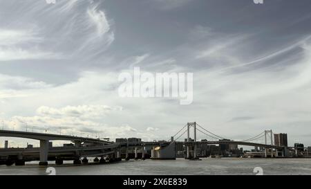 Panoramablick auf die Regenbogenbrücke über die Bucht von Tokio von Toyosu aus Stockfoto