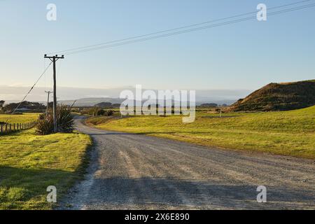 Landstraße in einem landwirtschaftlichen Gebiet Stockfoto