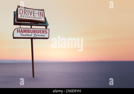 Retro-Vintage-Schild für Ein Drive-in-Restaurant in der kalifornischen Wüste mit Copy Space Stockfoto