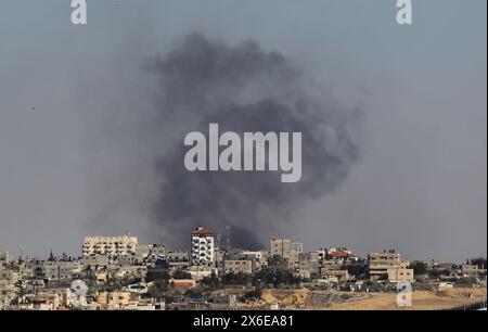 Gaza. Mai 2024. Der Rauch steigt nach israelischen Streiks in Rafah am 14. Mai 2024. Israelische Panzer marschierten am Dienstag in Richtung des Zentrums von Rafah, der südlichsten Stadt im Gazastreifen, als Zehntausende von Einwohnern flohen, um einer israelischen Bodenoffensive zu entgehen, berichtete eine lokale Quelle. Quelle: Khaled Omar/Xinhua/Alamy Live News Stockfoto