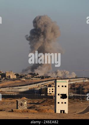 Gaza. Mai 2024. Der Rauch steigt nach israelischen Streiks in Rafah am 14. Mai 2024. Israelische Panzer marschierten am Dienstag in Richtung des Zentrums von Rafah, der südlichsten Stadt im Gazastreifen, als Zehntausende von Einwohnern flohen, um einer israelischen Bodenoffensive zu entgehen, berichtete eine lokale Quelle. Quelle: Khaled Omar/Xinhua/Alamy Live News Stockfoto