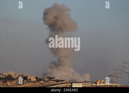 Gaza. Mai 2024. Der Rauch steigt nach israelischen Streiks in Rafah am 14. Mai 2024. Israelische Panzer marschierten am Dienstag in Richtung des Zentrums von Rafah, der südlichsten Stadt im Gazastreifen, als Zehntausende von Einwohnern flohen, um einer israelischen Bodenoffensive zu entgehen, berichtete eine lokale Quelle. Quelle: Khaled Omar/Xinhua/Alamy Live News Stockfoto