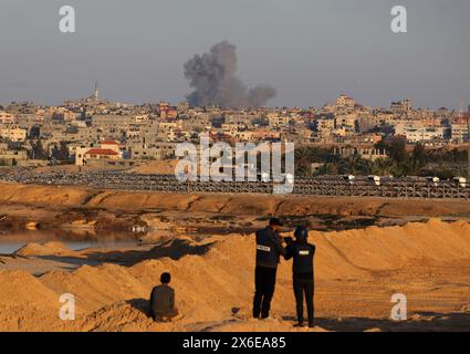 Gaza. Mai 2024. Der Rauch steigt nach israelischen Streiks in Rafah am 14. Mai 2024. Israelische Panzer marschierten am Dienstag in Richtung des Zentrums von Rafah, der südlichsten Stadt im Gazastreifen, als Zehntausende von Einwohnern flohen, um einer israelischen Bodenoffensive zu entgehen, berichtete eine lokale Quelle. Quelle: Khaled Omar/Xinhua/Alamy Live News Stockfoto