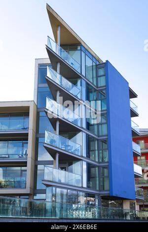 Bristol, England, 30. März 2024: Farbenfrohes modernes Haus in der Hafengegend von Wapping Wharf in Bristol City Stockfoto