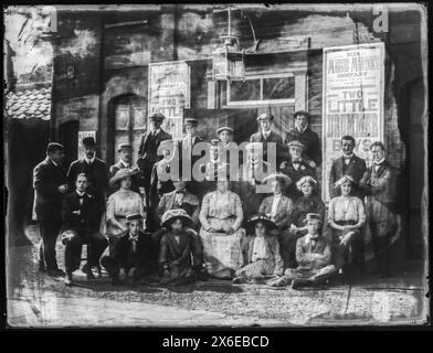 Digitalisierte Archivkopie eines Originalglasnegativs. Zeigt eine Gruppe von Leuten, die vor dem Theatre Royal sitzen, mit Plakaten für Miss Maggie Morton's Company und zwei kleine Drummer Boys. Vermutlich stammt das Jahr 1905. Stockfoto