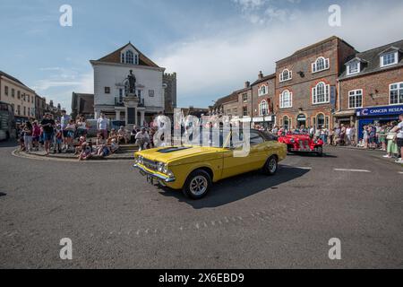 Wallingford, Großbritannien. Sonntag, 12. Mai 2024. Die Menschenmassen versammeln sich, um die Wallingford Car Rally Parade im Zentrum der Stadt zu beobachten, die am Kinecroft endet Stockfoto